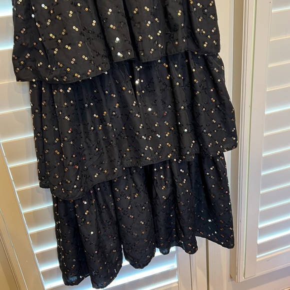 Black & Gold Sequins ruffle tiered Havana Dress by Traffic People Medium NWT - Picture 4 of 13